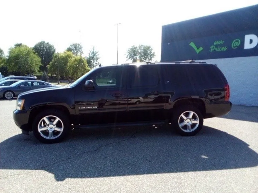 2014 Chevrolet Suburban LT photo 1