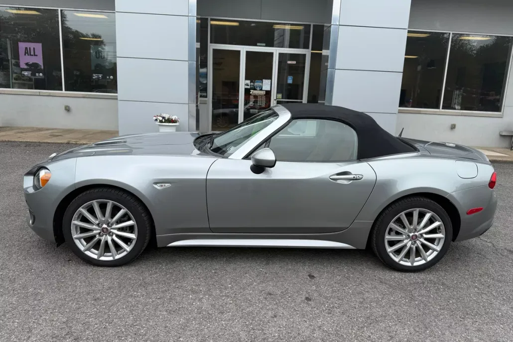 2017 Fiat 124 Spider Lusso photo 1