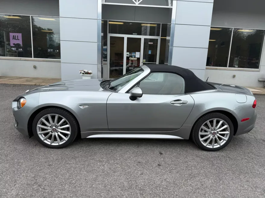 2017 Fiat 124 Spider Lusso photo 1