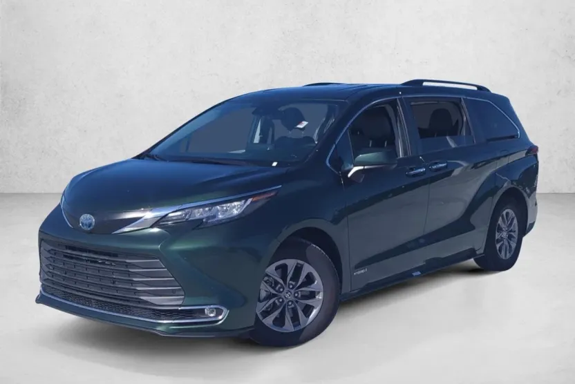 2021 Toyota Sienna XLE photo 1