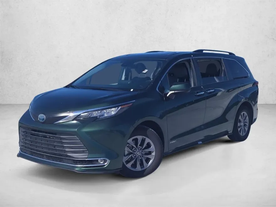 2021 Toyota Sienna XLE photo 1