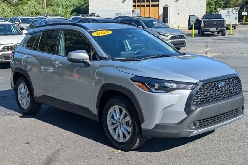 2024 Toyota Corolla Cross LE photo 1
