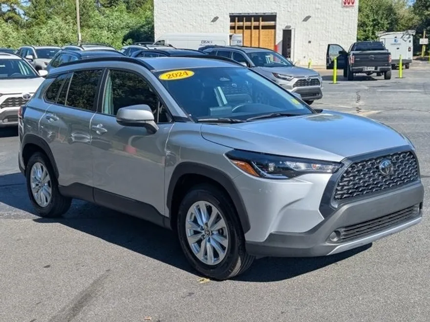 2024 Toyota Corolla Cross LE photo 1