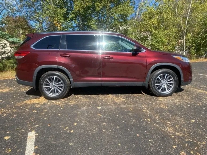 2019 Toyota Highlander XLE photo 1