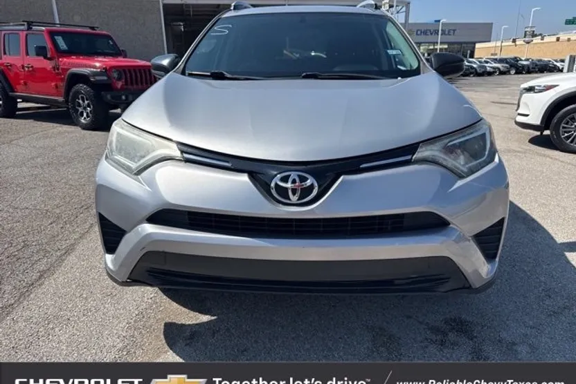 2016 Toyota RAV4 LE photo 1