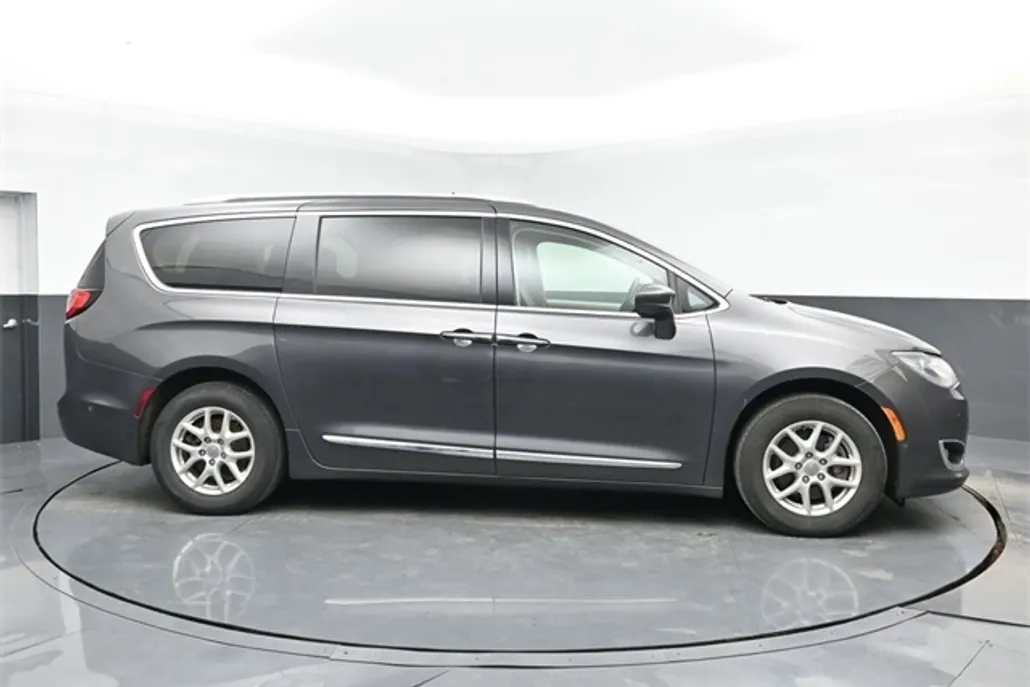 2020 Chrysler Pacifica Touring L photo 1