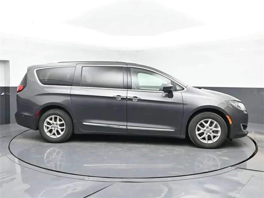 2020 Chrysler Pacifica Touring L photo 1