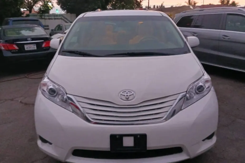 2013 Toyota Sienna LE photo 1
