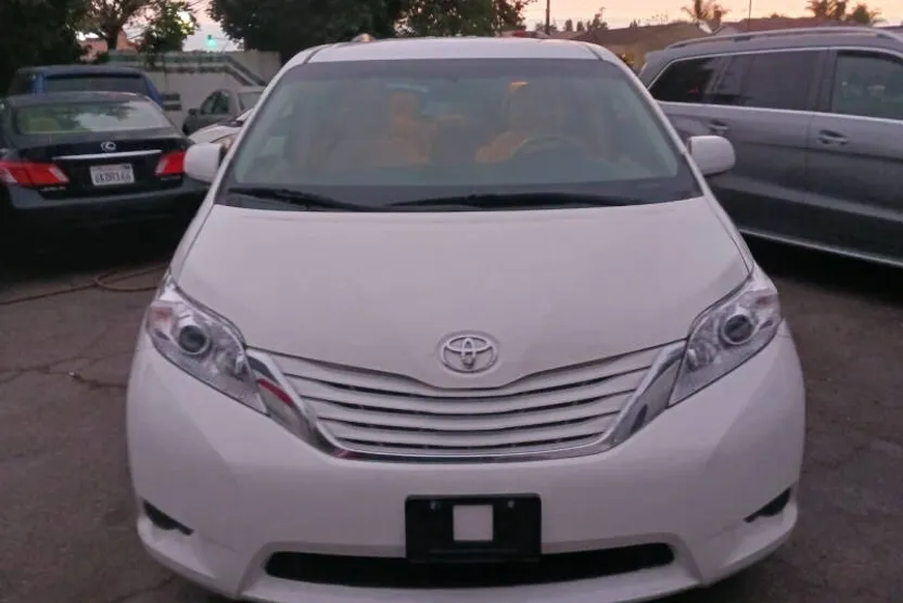 2013 Toyota Sienna LE photo 1