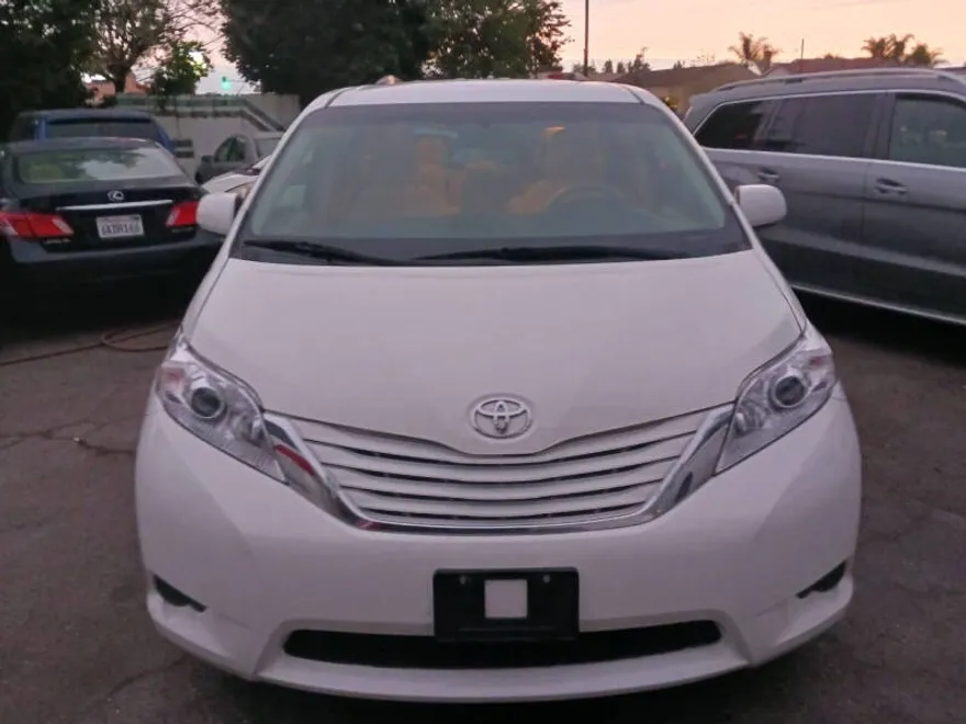 2013 Toyota Sienna LE photo 1