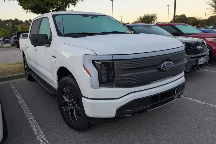2023 Ford F-150 Lightning XLT photo 1