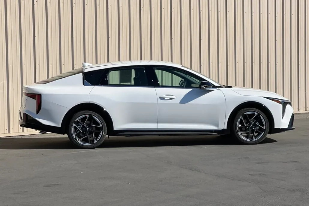 2025 Kia K4 GT-Line photo 1