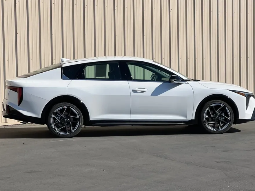 2025 Kia K4 GT-Line photo 1