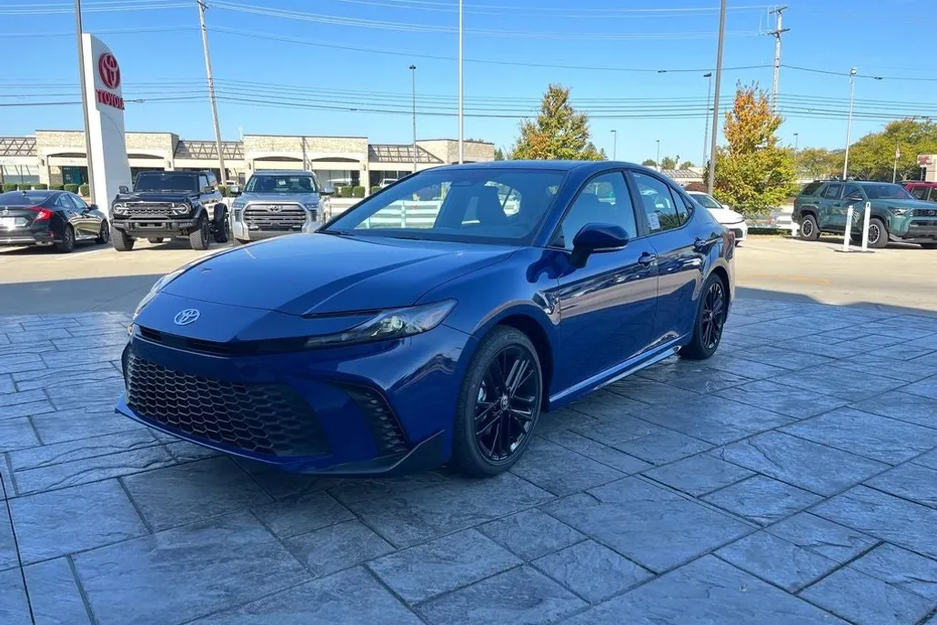 2026 Toyota Camry SE photo 1