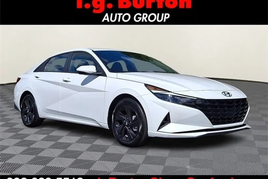 2022 Hyundai Elantra SEL photo 1