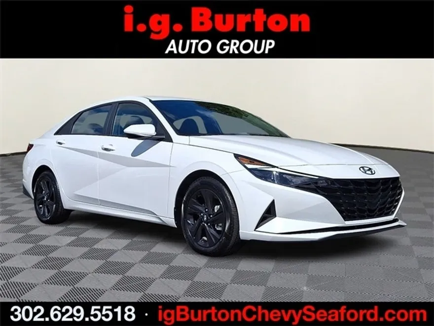 2022 Hyundai Elantra SEL photo 1