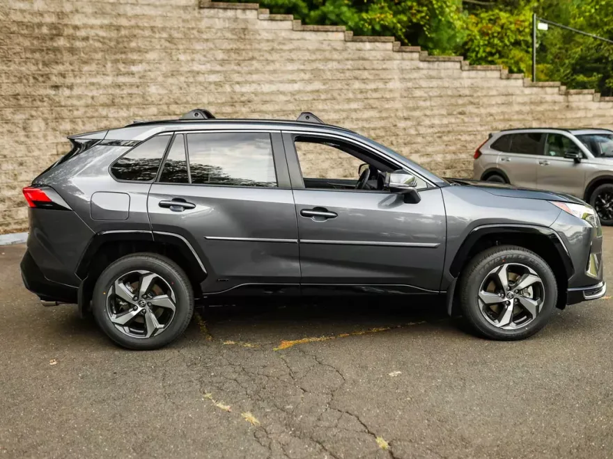 2025 Toyota RAV4 SE Hybrid photo 1