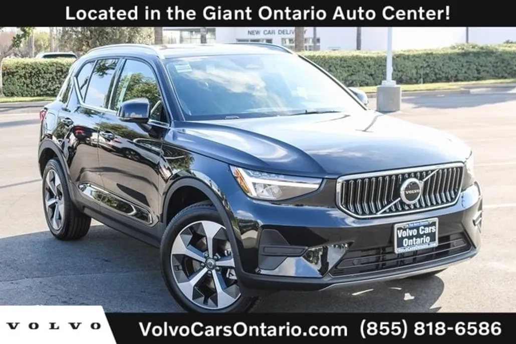 2025 Volvo XC40 Core photo 1