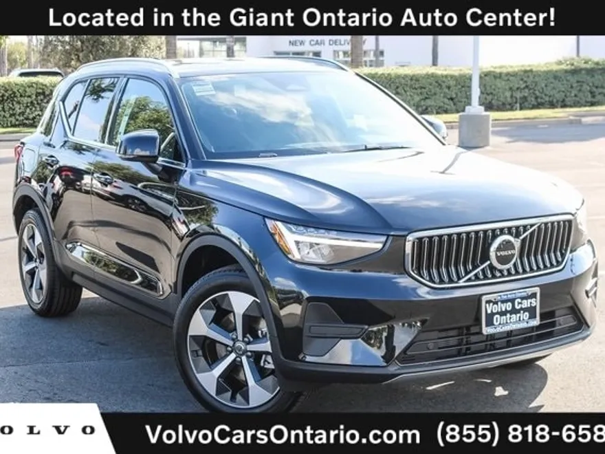 2025 Volvo XC40 Core photo 1
