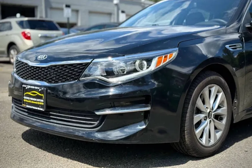 2018 Kia Optima LX photo 1