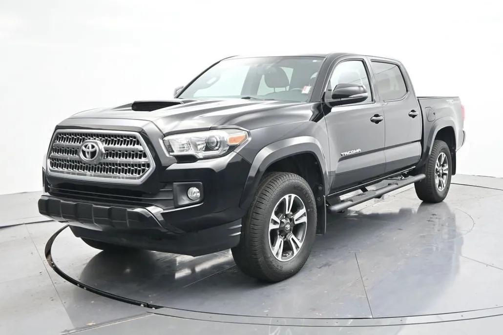 2017 Toyota Tacoma TRD Sport photo 1