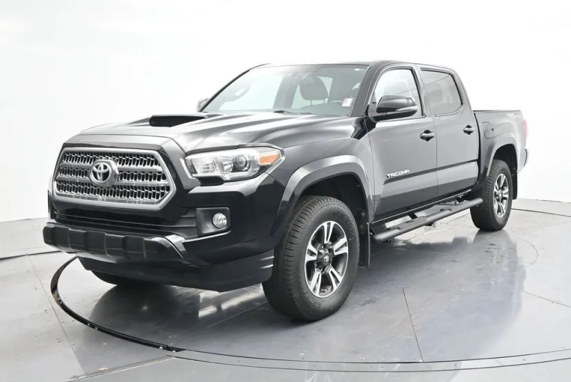 2017 Toyota Tacoma TRD Sport photo 1