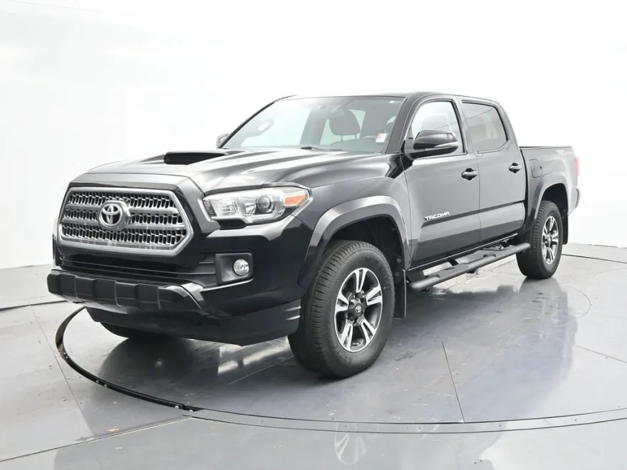 2017 Toyota Tacoma TRD Sport photo 1