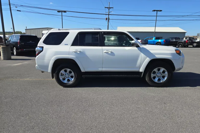 2017 Toyota 4Runner SR5 photo 1