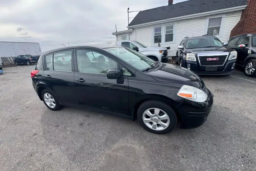 2009 Nissan Versa SL photo 1