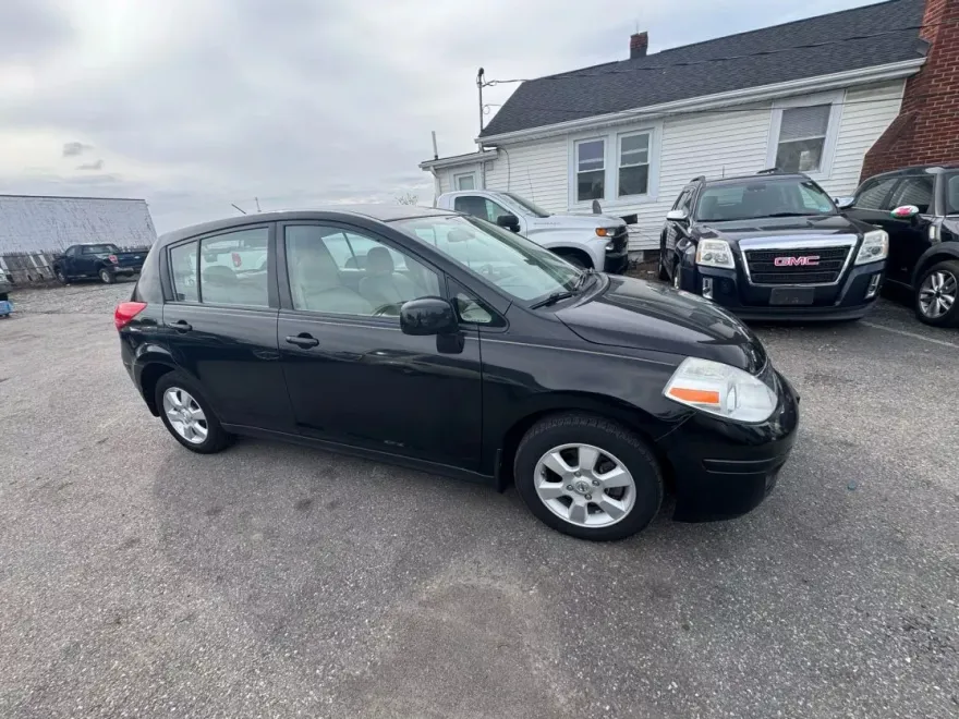 2009 Nissan Versa SL photo 1