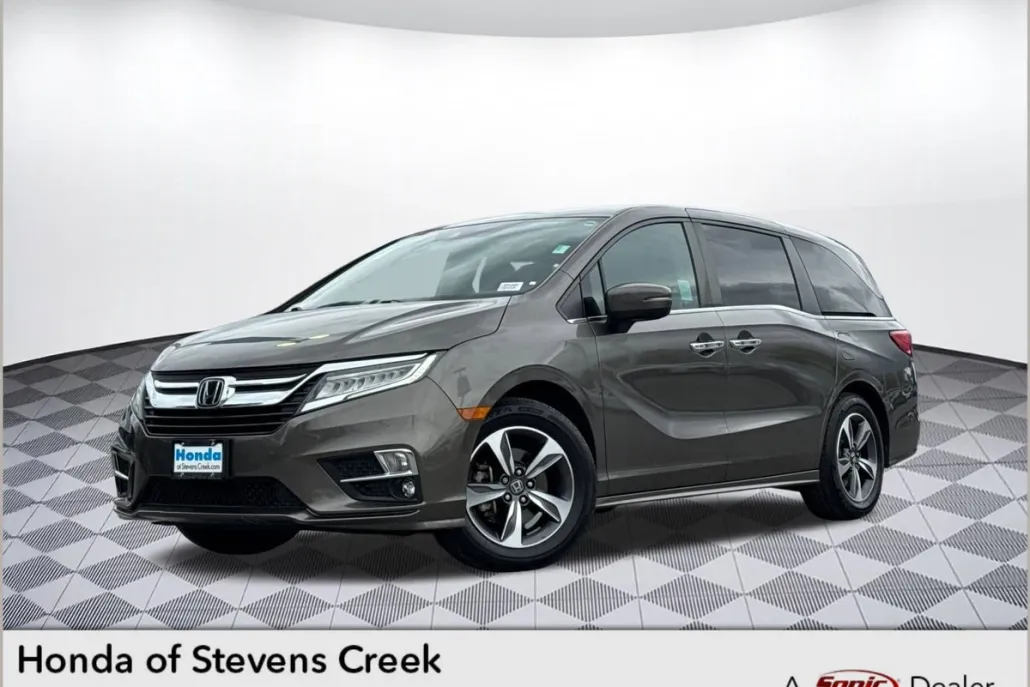 2018 Honda Odyssey Touring photo 1
