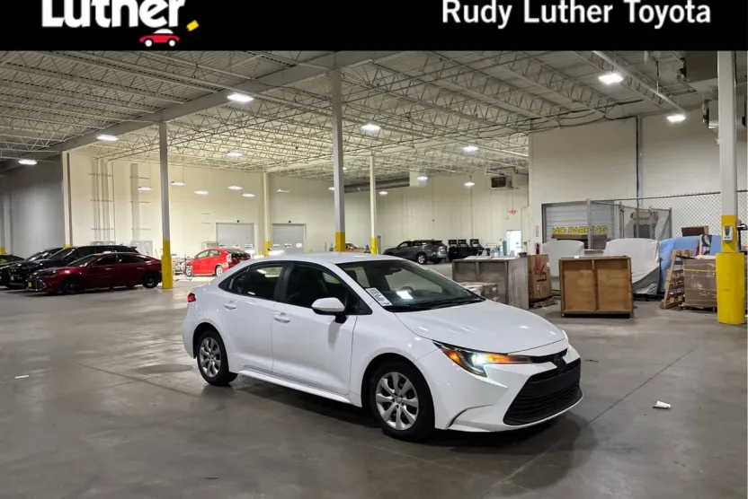 2023 Toyota Corolla LE photo 1