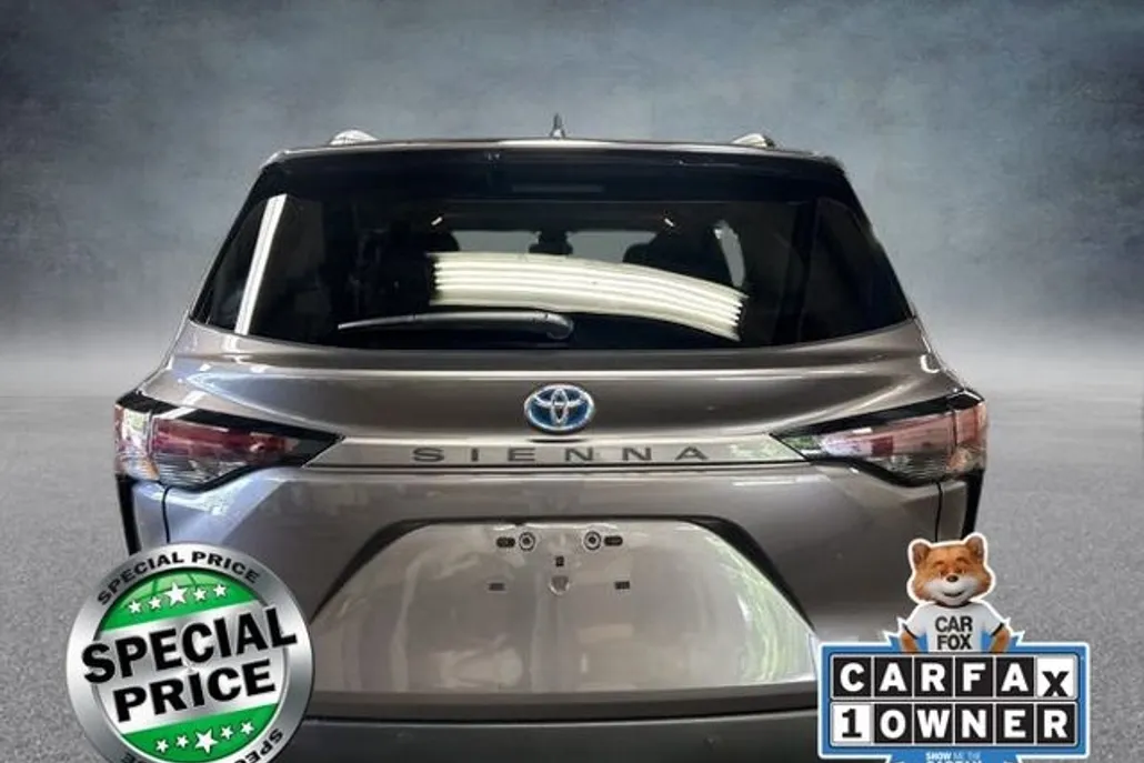 2023 Toyota Sienna XLE photo 1