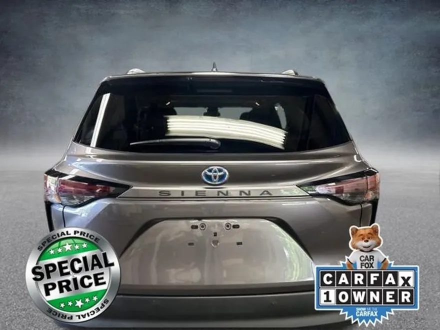 2023 Toyota Sienna XLE photo 1