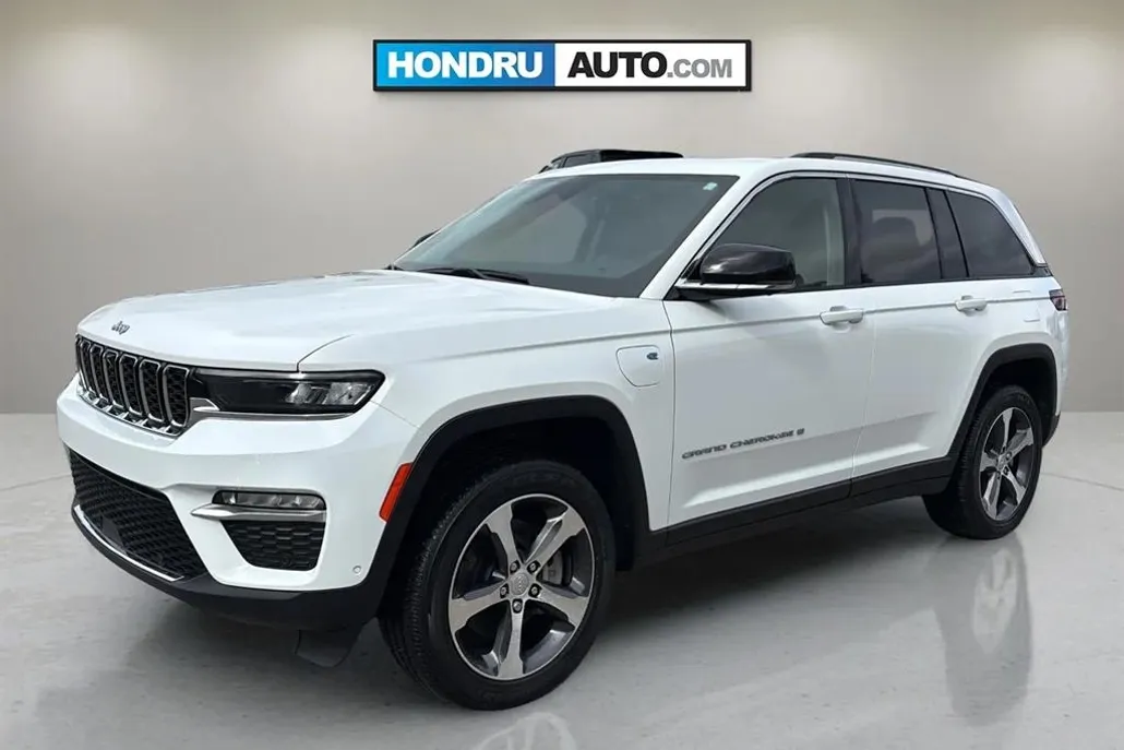 2023 Jeep Cherokee Base photo 1