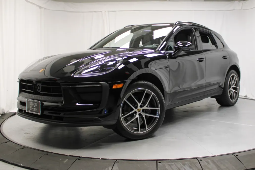 2025 Porsche Macan T photo 1