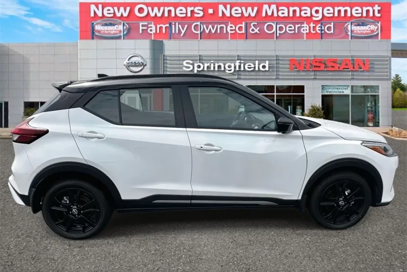 2024 Nissan Kicks SR photo 1