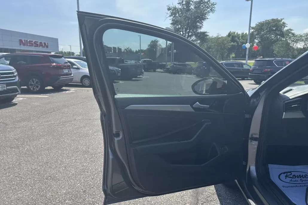 2019 Volkswagen Jetta R-Line photo 1