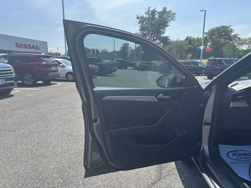 2019 Volkswagen Jetta R-Line photo 1