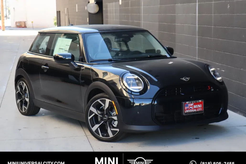 2025 Mini Cooper Hardtop 4 Door Signature photo 1
