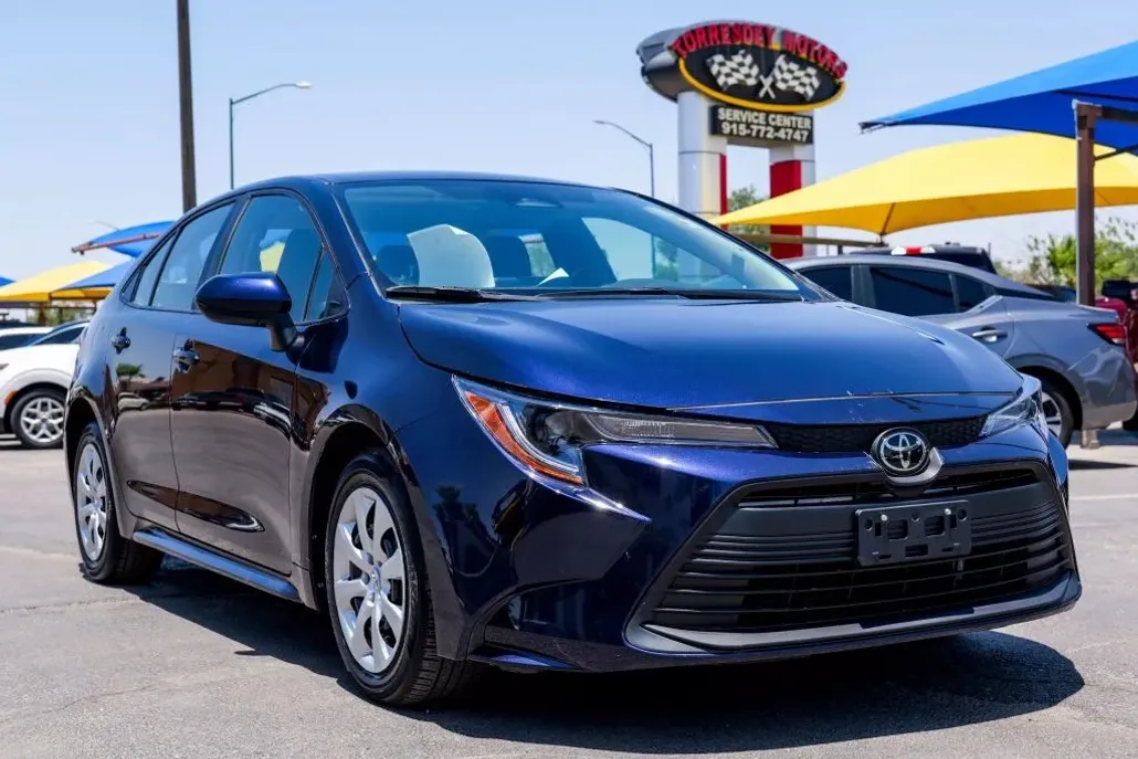 2023 Toyota Corolla LE photo 1