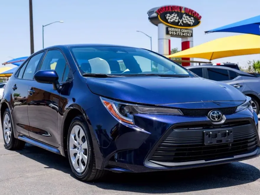2023 Toyota Corolla LE photo 1