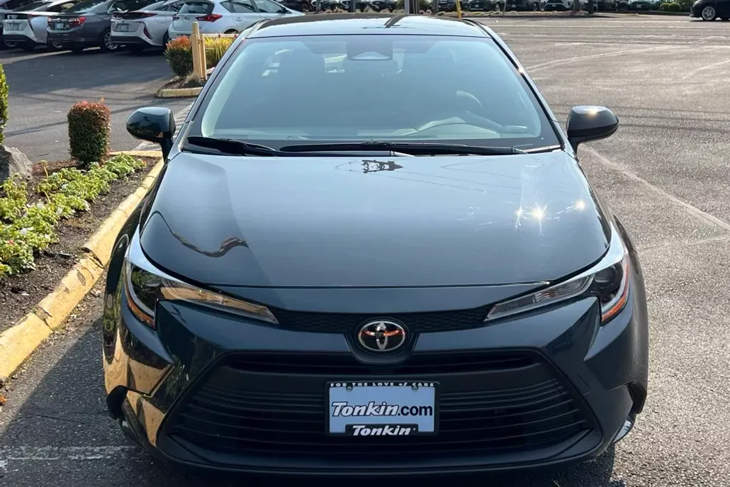 2023 Toyota Corolla LE photo 1
