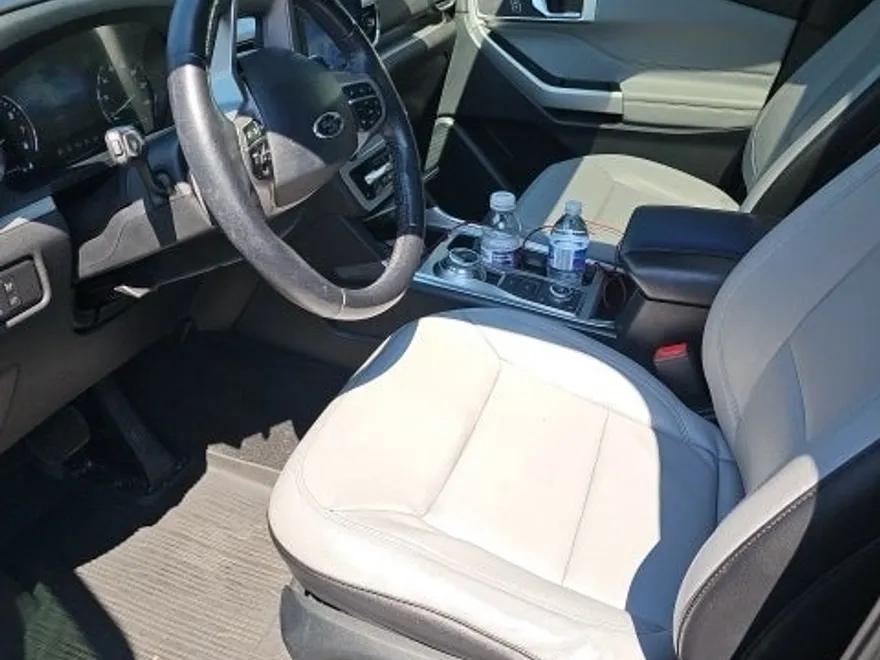 2021 Ford Explorer XLT photo 1