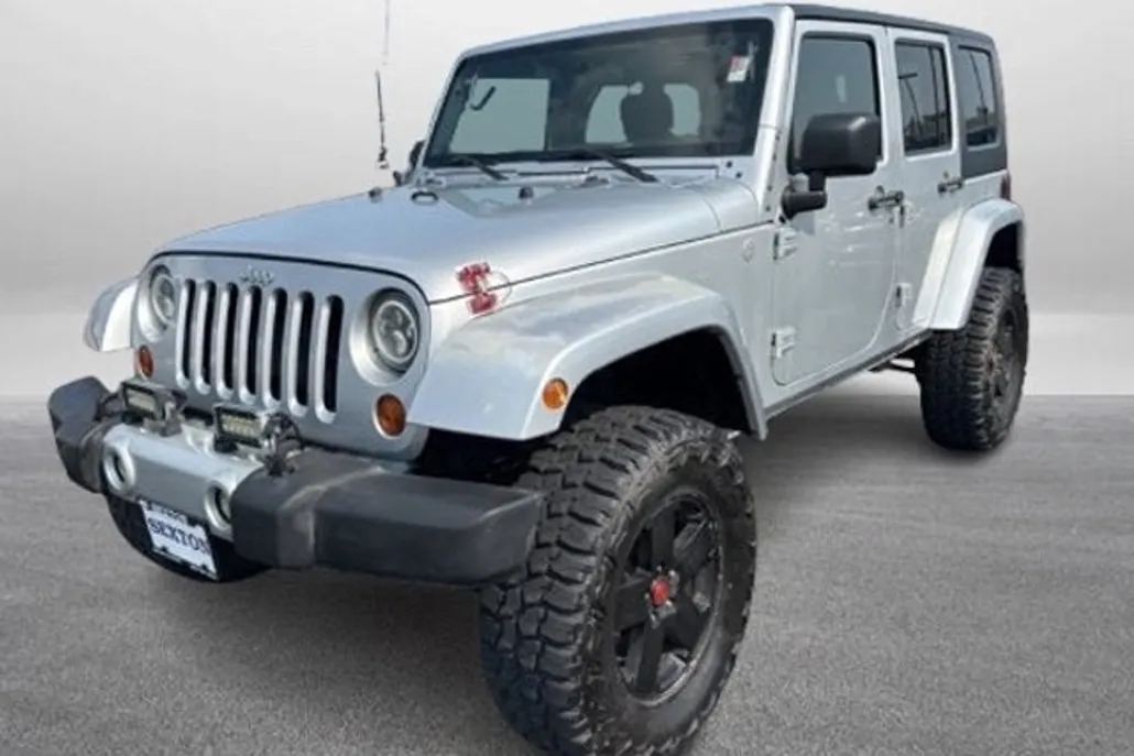 2010 Jeep Wrangler Unlimited Sahara photo 1
