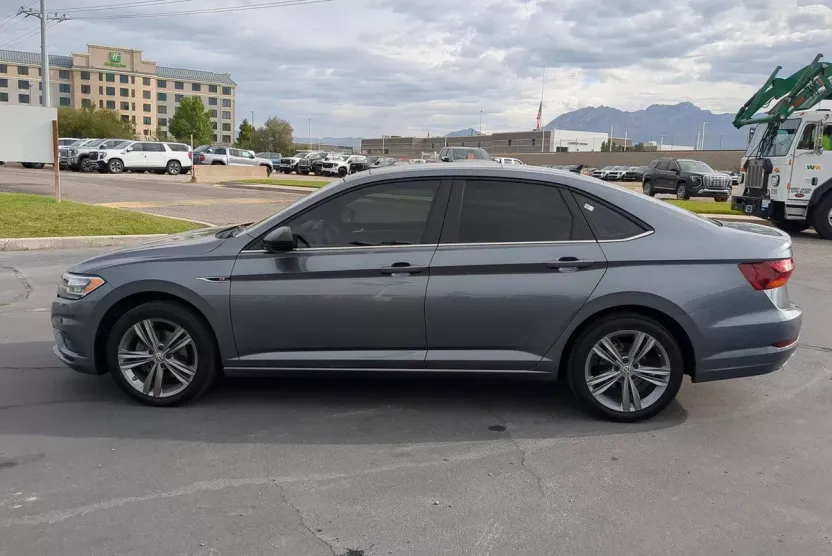 2019 Volkswagen Jetta R-Line photo 1