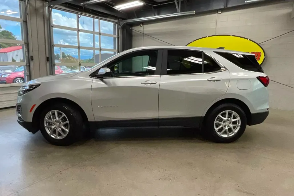 2022 Chevrolet Equinox LT photo 1