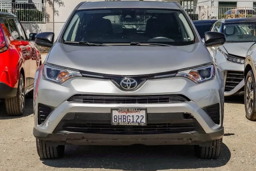 2018 Toyota RAV4 LE photo 1