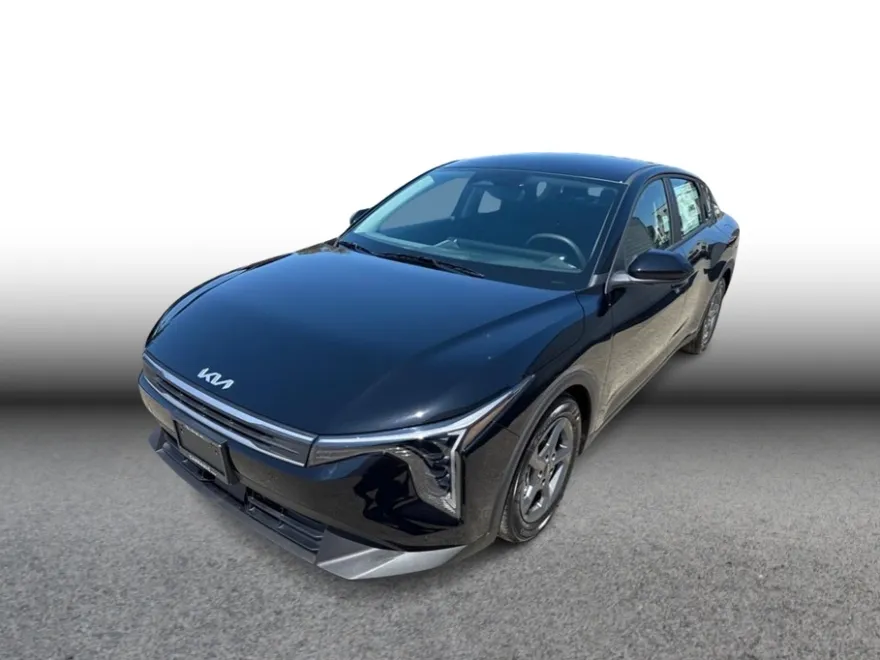 2025 Kia K4 LXS photo 1