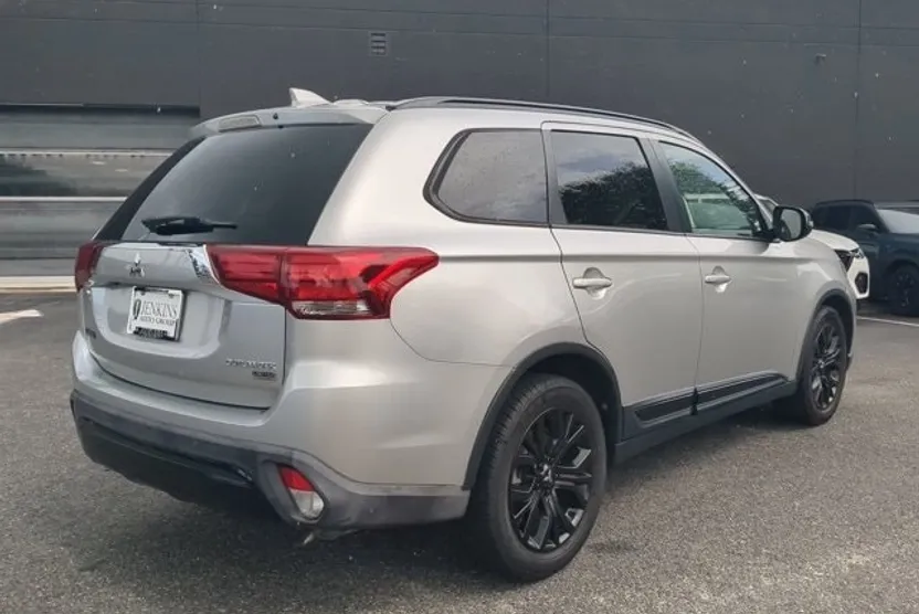 2019 Mitsubishi Outlander photo 1